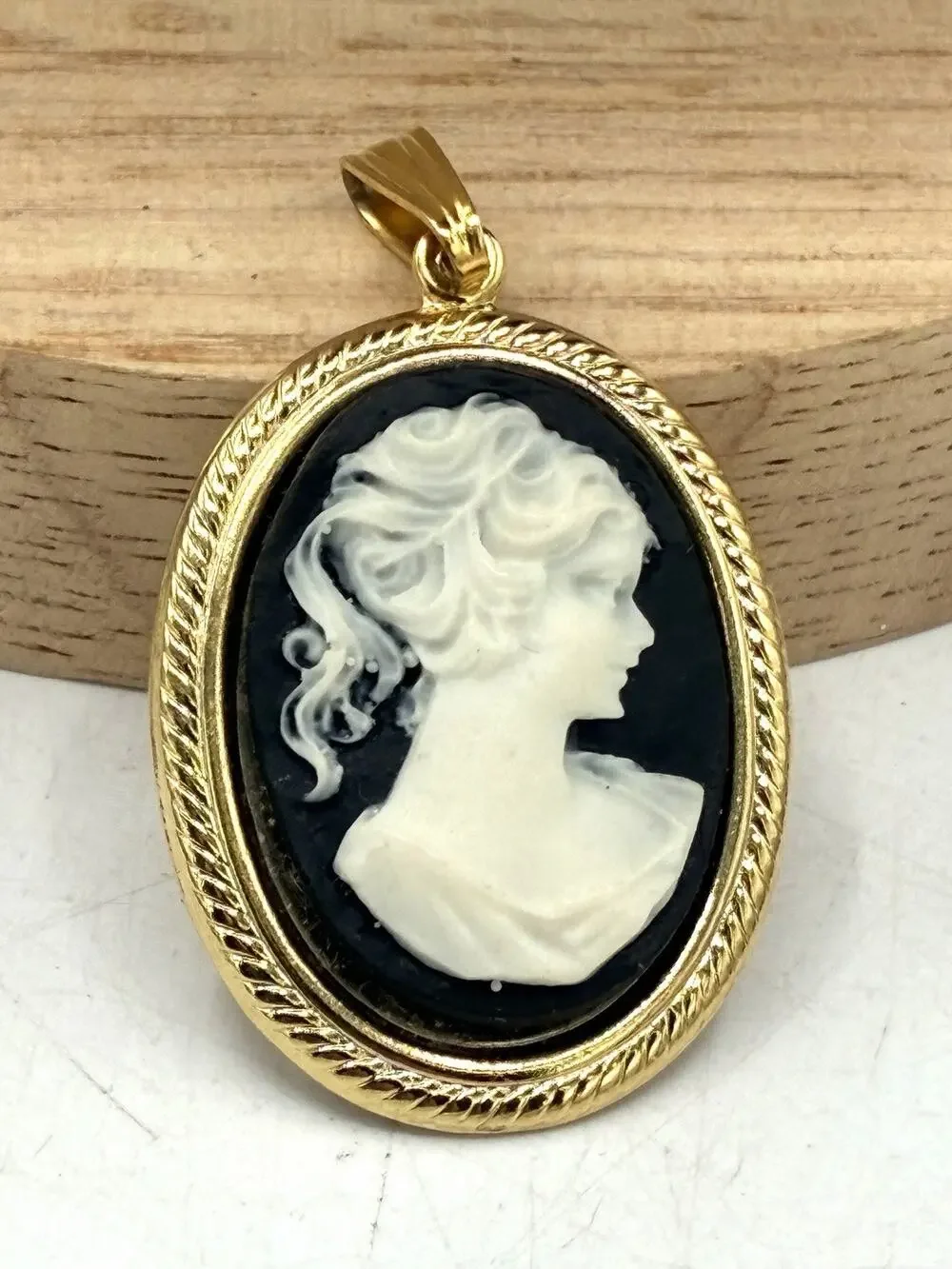 Unbranded | Jewelry | Vintage Black White Cameo Pendant Goldtone Rope ...